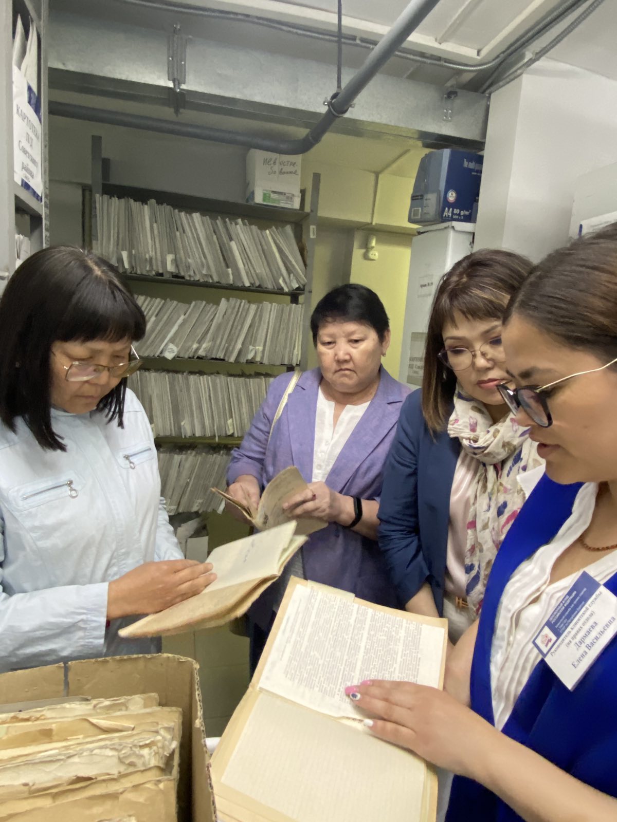 Сотрудники архива изучают выплатные дела в Пенсионном фонде